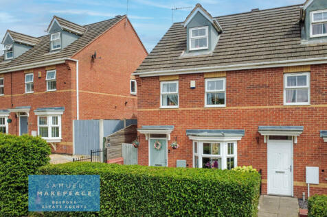 Lovely Three Bedroom End Town House with Spacious