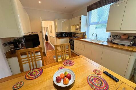 Kitchen d (edit).jpg