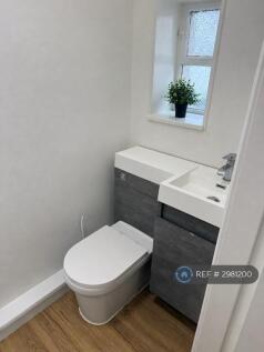 Low Lane, Birstall Batley, WF17 photo 4