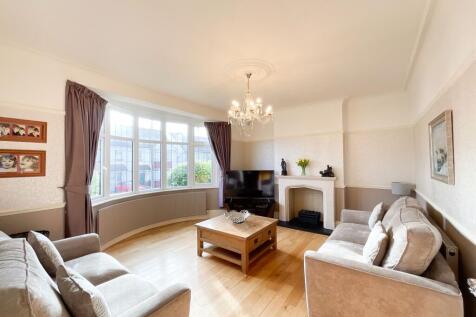 Woodfield Gardens, Leigh-on-Sea photo 3