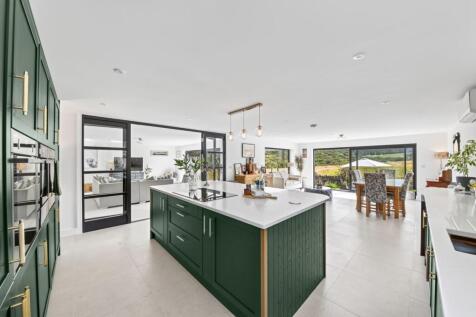 OPEN PLAN DINING KITCHEN AND FAMILY ROOM