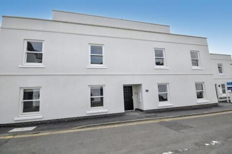2-bed flat on Cross Street, Leamington Spa, £1,400/mo