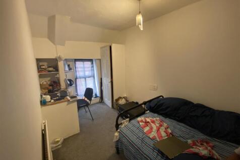 Cosy bedroom with study area and integrated des...