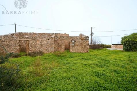 Plot with a house for refurbishment in Bela Salema, Faro