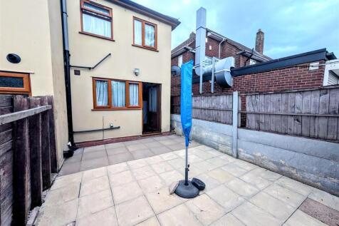 annexe rear garden 2.jpg