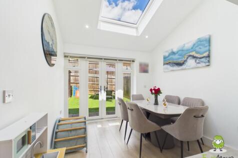 EweMove Estate Agents Basingstoke - Denarii Drive