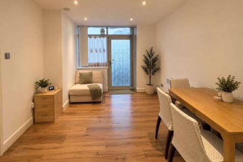 gerry-raffles-living-dining-2.jpg
