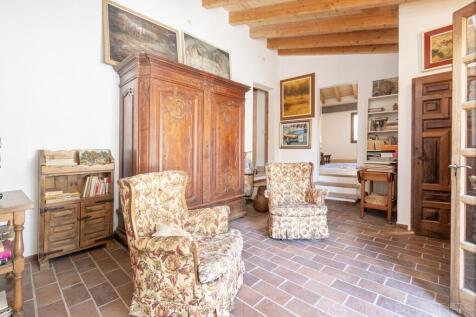 For sale in Pollensa: spacious property full of character and well located.