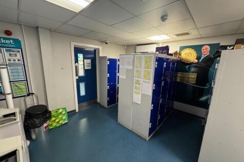 Retail Property (high street) to rent Image 6