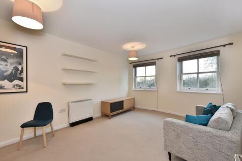 A bright one bedroom apartment situated in the close to Putney Bridge and the River Thames. 
