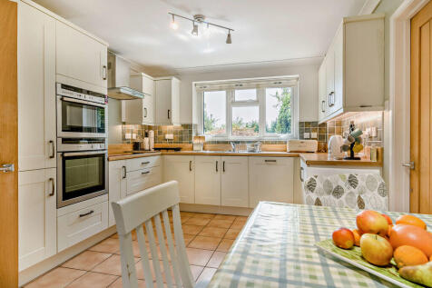 8699372-interior1...