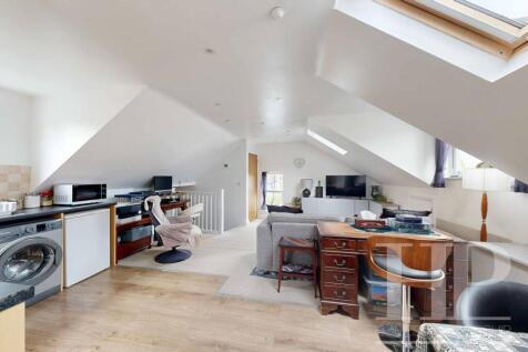 Lounge/dining/kitchen area