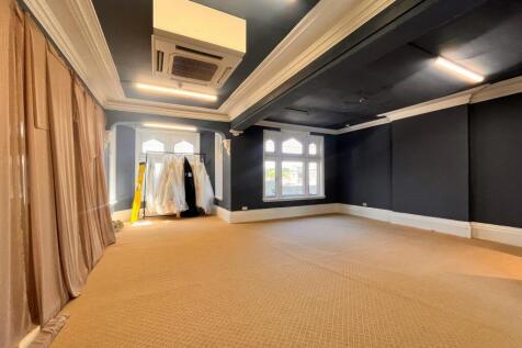 Retail Property (high street) to rent Image 10
