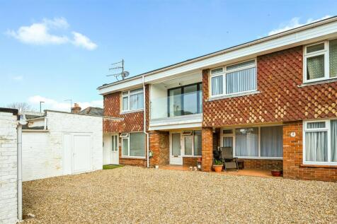 2-bed flat on The Street, East Preston, £1,095/mo