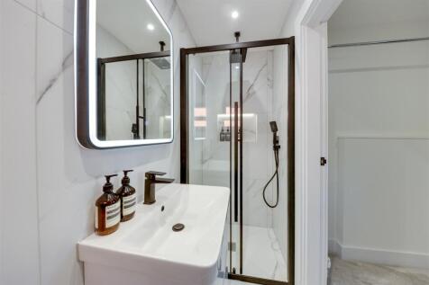 En Suite to Bed 3 Alt