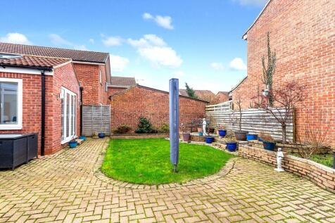 Paddock Close -Garden1