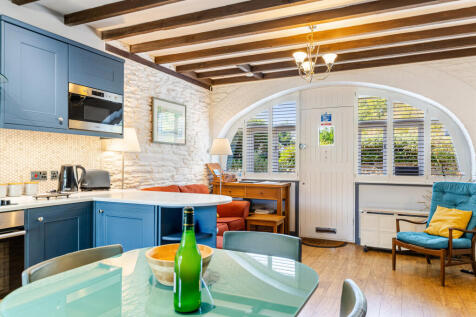 A05 - Hobbit Cottage Noss Mayo - 250912