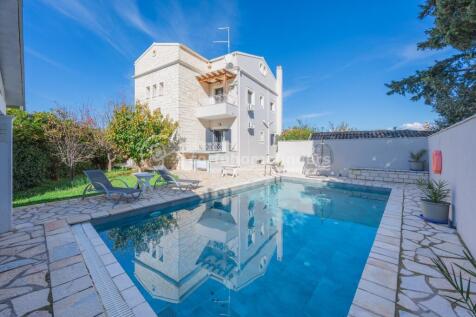 house &amp; pool