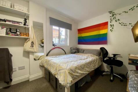 Bright room with comfy double bed and study spa...