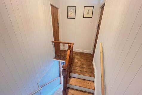 FIRST FLOOR - FRONT LANDING