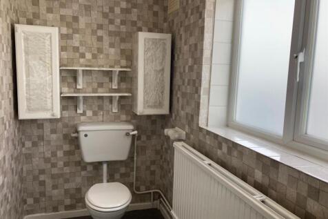 9 Regent Street - shower room 3.JPG
