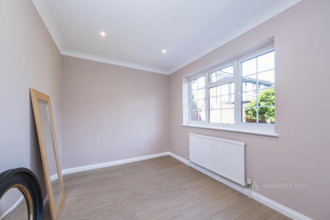 Plover Close, Buckingham, Buckinghamshire, MK18 photo 4