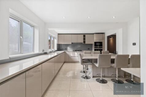 4-bed detached on Blossom Close, South Croydon, £2,700/mo