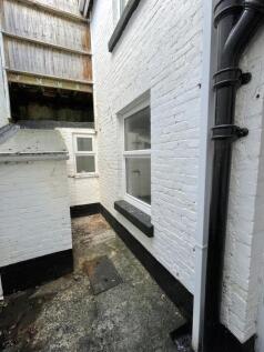 60A High Street, Dawlish - courtyard