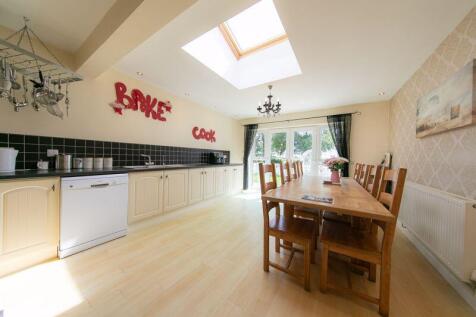 Kitchen &amp; dining room