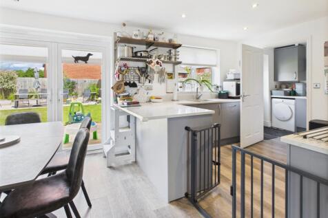 CAM02519G0-PR0284-STILL012