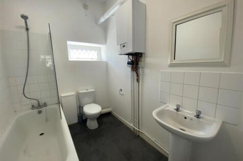 74 High Street FF - bathroom.jpg