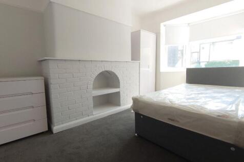 3-bed terraced on Botanic Place, Liverpool, £585/mo