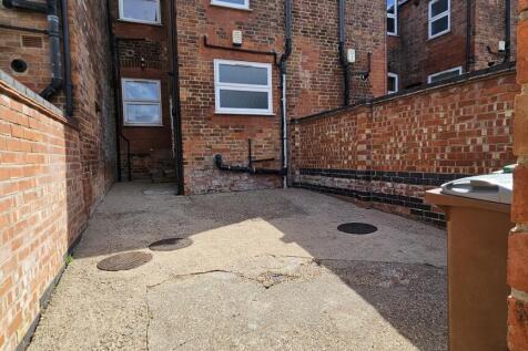 PRIVATE YARD