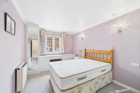 CAM03218G0-PR0679-STILL005