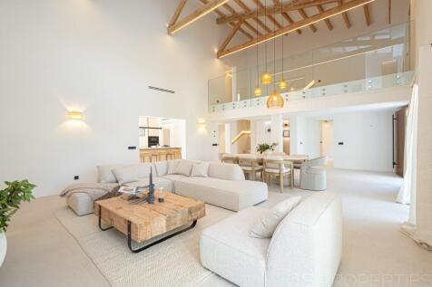 Modern luxury home with pool in a prime location in Puerto Pollensa