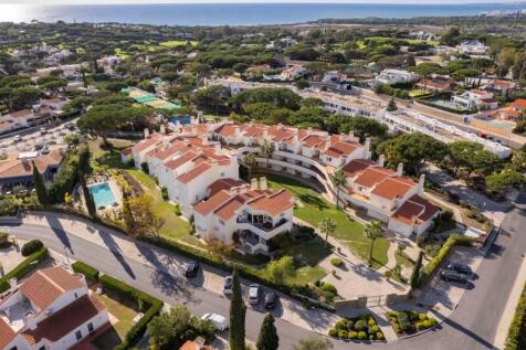 Gated community in Vale do Lobo with swimming pool