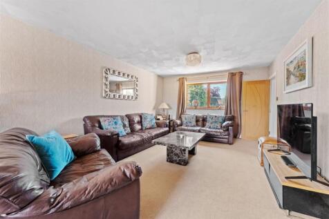 4 - sitting room.JPG