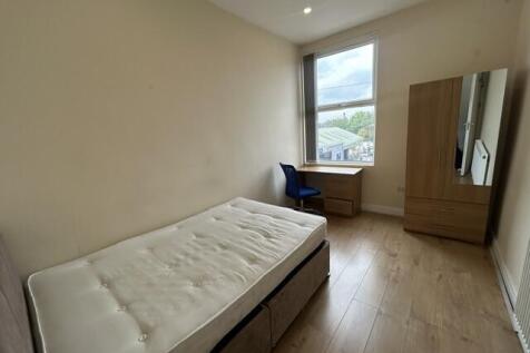 Queens Road, Hyde Park, Leeds photo 4