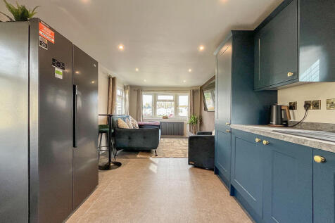 OPEN PLAN KITCHEN/LOUNGE