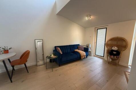 2-bed detached on Trendlewood Park, Bristol, £1,795/mo