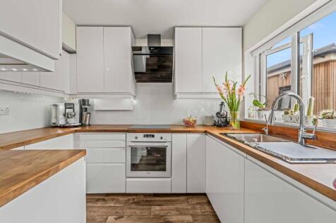 37 Spinney Drive TW14 8PL-16.jpg