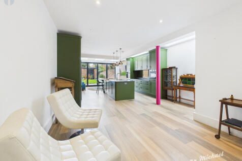 CAM03852G0-PR0425-STILL010