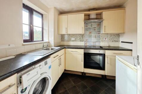 Conway Gardens, Grays, RM17 photo 3