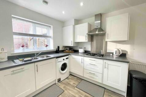 Studio detached on Honeysuckle Avenue, Willesborough, £1,900/mo