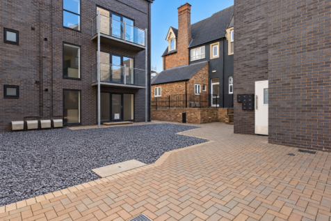 Bright courtyard with seamless slate gravel