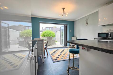 Central Island &amp; Bi-Fold Doors