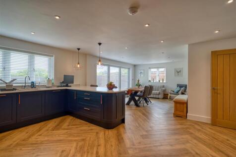 Kitchen/ Dining Room