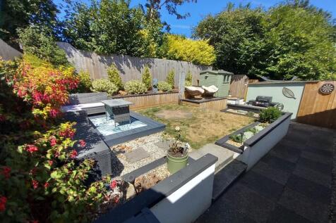 46 Laur Ave r Gdn 3.jpg