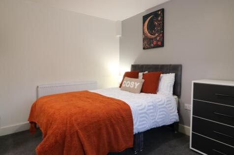 1 Croft Avenue Room 1.JPG