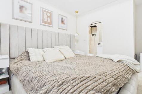 CAM03729G0-PR0159-STILL011